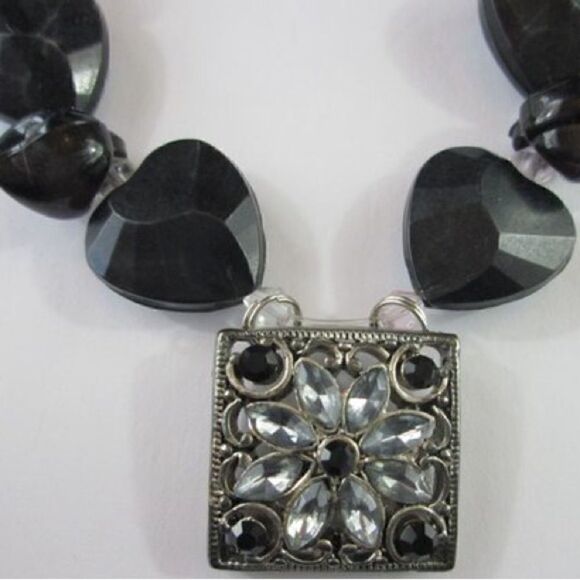 Vintage Single Strand Necklace with Black Acrylic Hearts,/Clear Crystal +Pendant - Picture 4 of 8